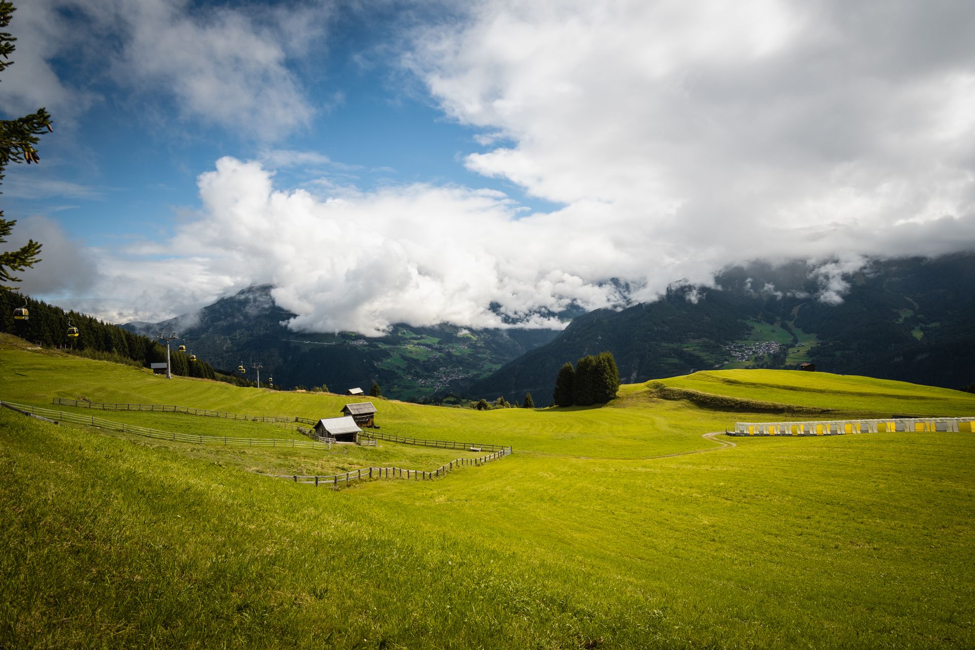 Prairies verdoyantes et montagnes sous les nuages