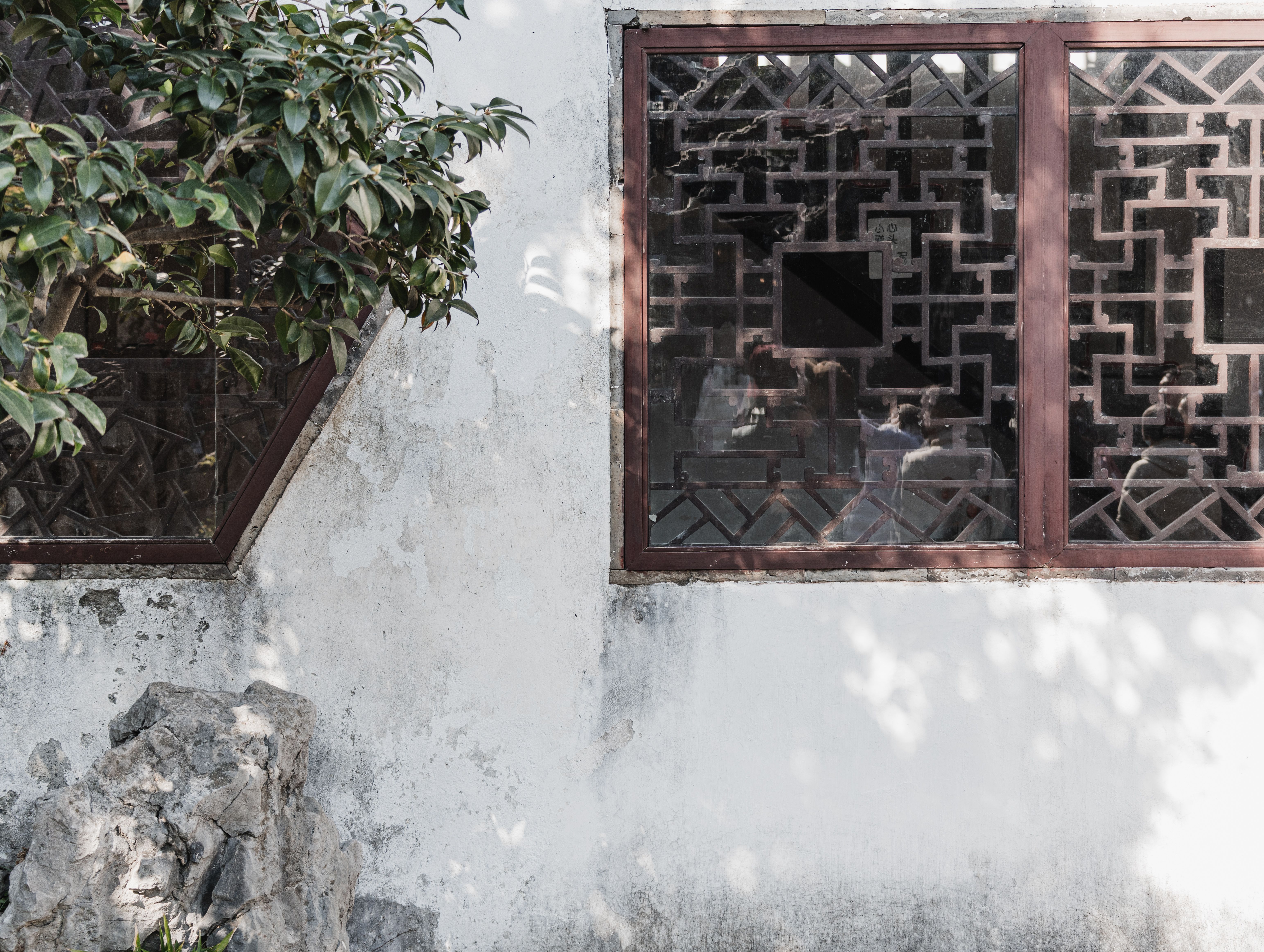 Traditional Suzhou Garden Window with Geometric Patterns · Free Stock Photo