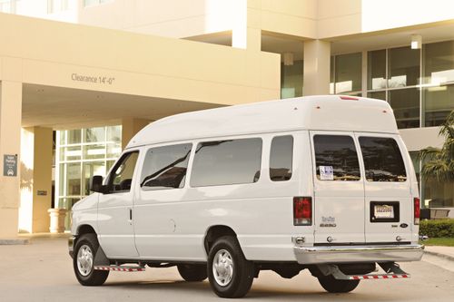 Toyota HiAce Commuter 2024