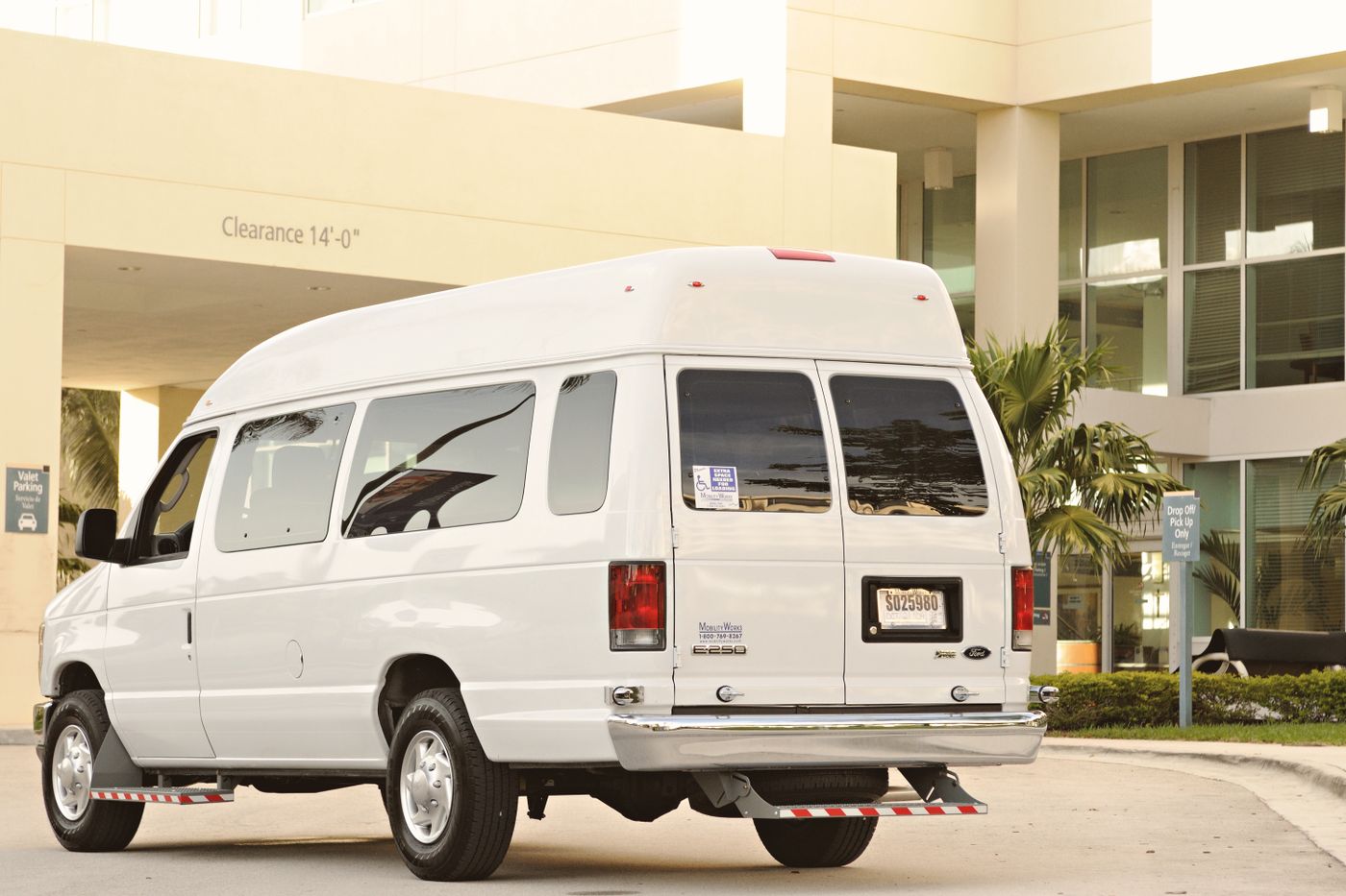 Force Tempo Traveller (17-Seater)