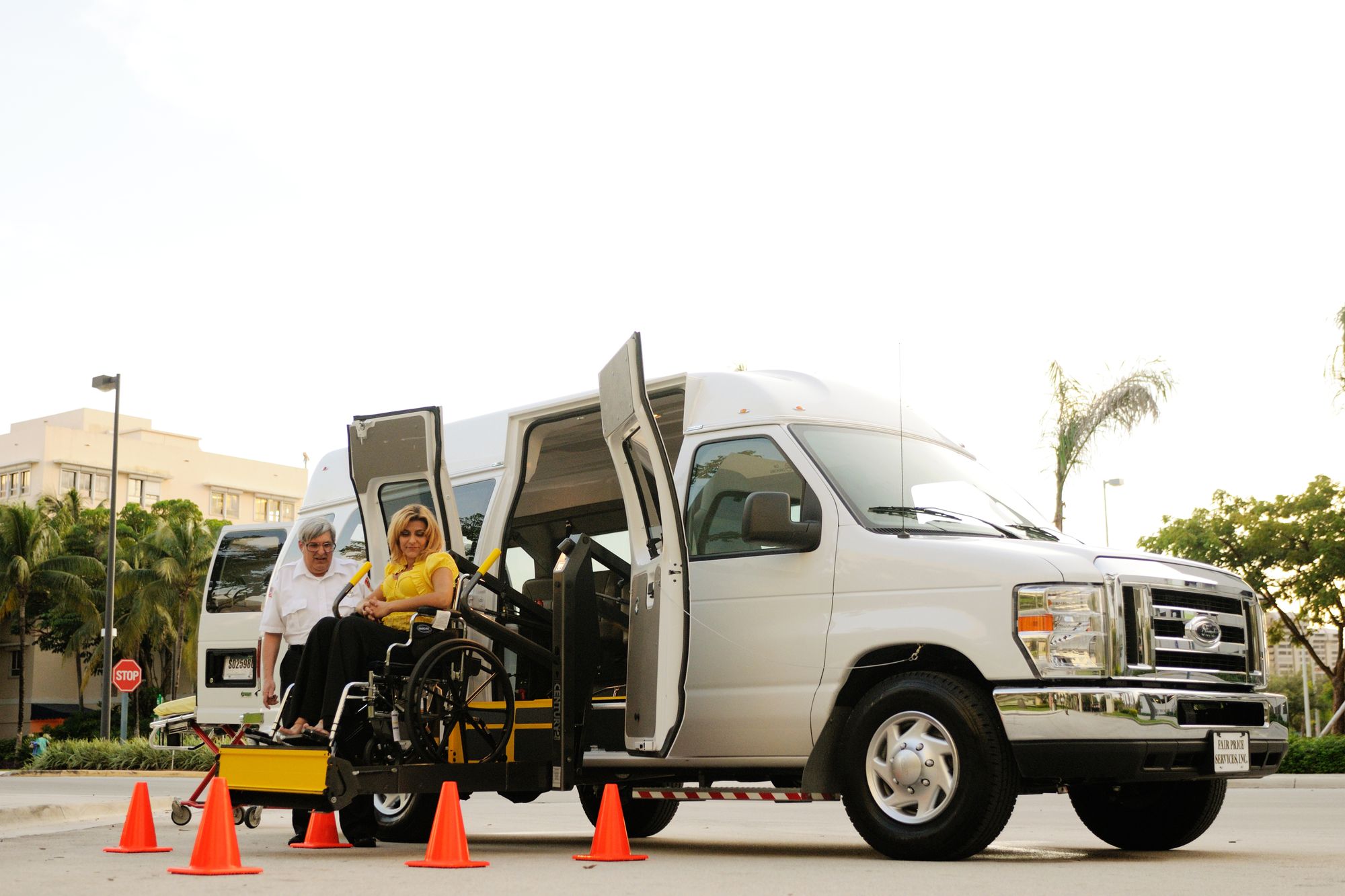 Rampa de acceso para silla de ruedas en un vehículo de transporte