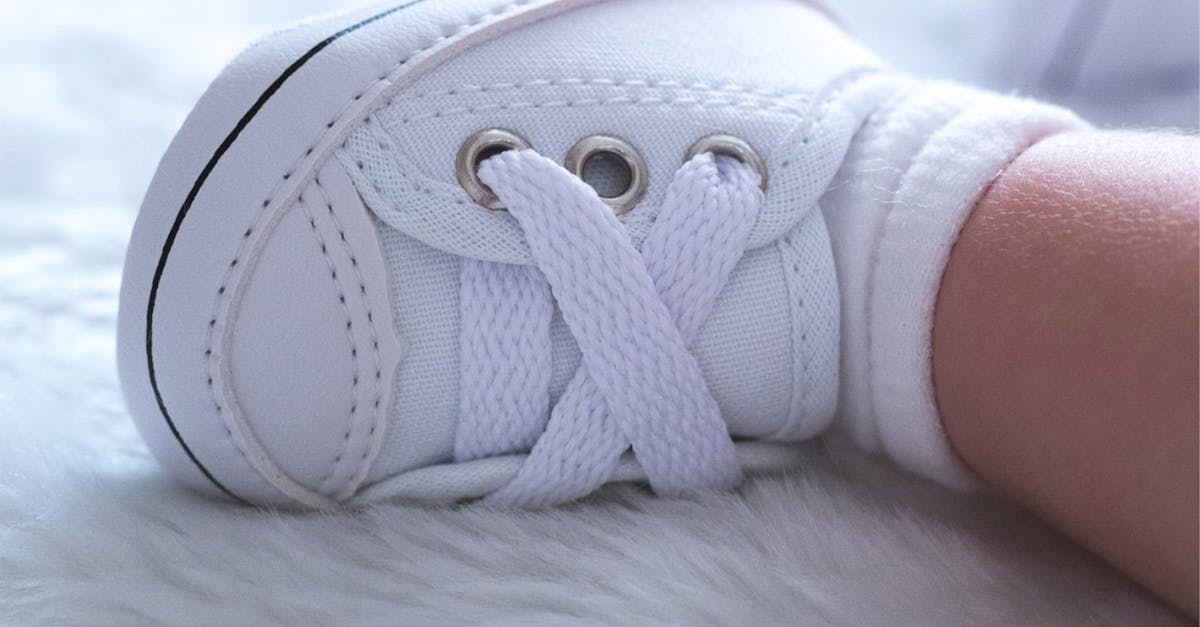 Salto de Desenvolvimento do Bebê: O Guia Completo para Entender e Superar as Fases de Crescimento baby crying in mother's arms - salto de desenvolvimento do bebê