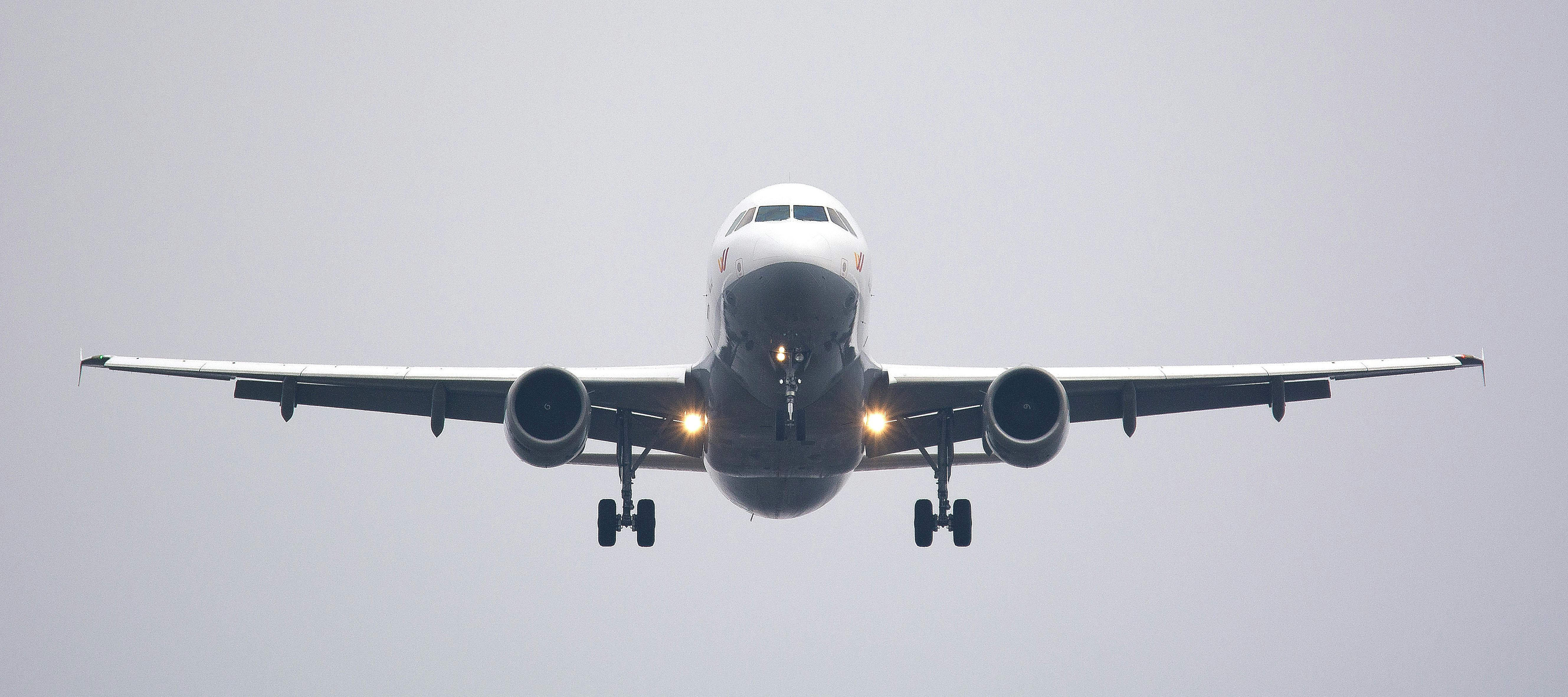 A white commercial airplane. | Photo: Pexels