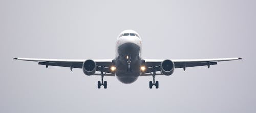 Zeitrafferfotografie Des Weißen Verkehrsflugzeugs