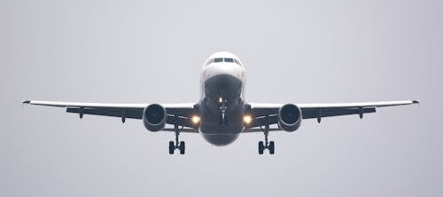 Fotografia De Lapso De Tempo De Avião Comercial Branco