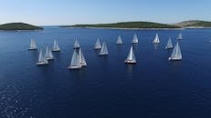 夏季帆船赛在清澈蔚蓝、被岛屿环绕的海域举行