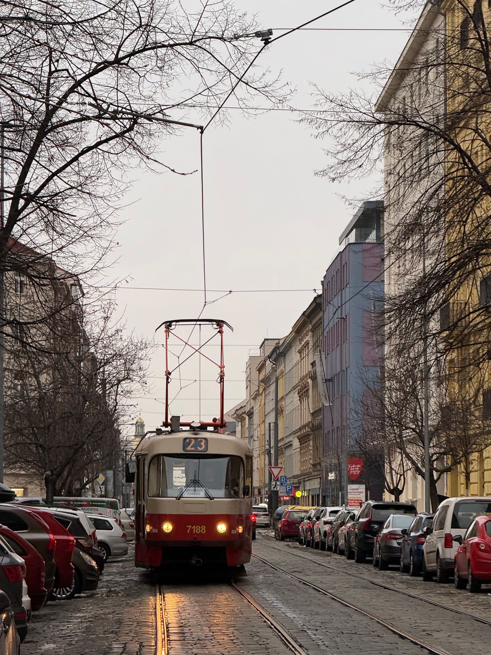 Cazare în Praga: tramvaiul 23 pe o stradă pavată