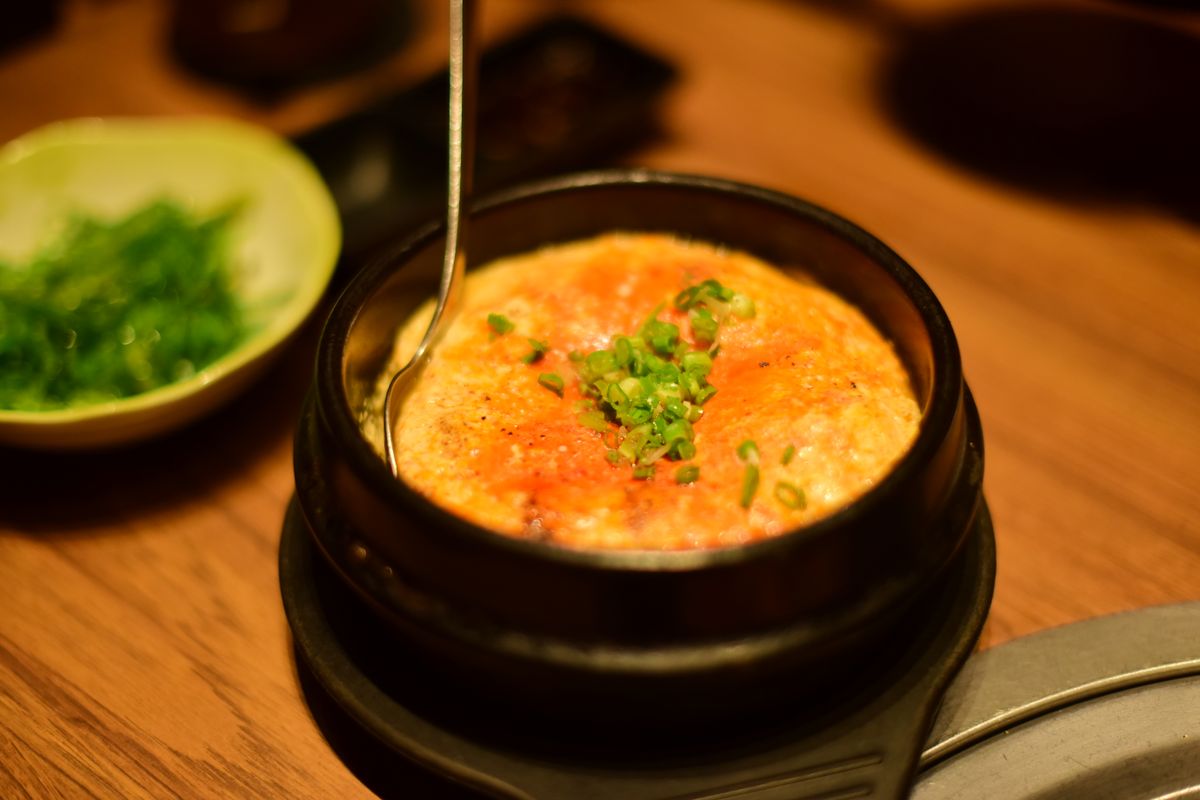 쪽파를 올려 김이 오르는 완성된 계란찜