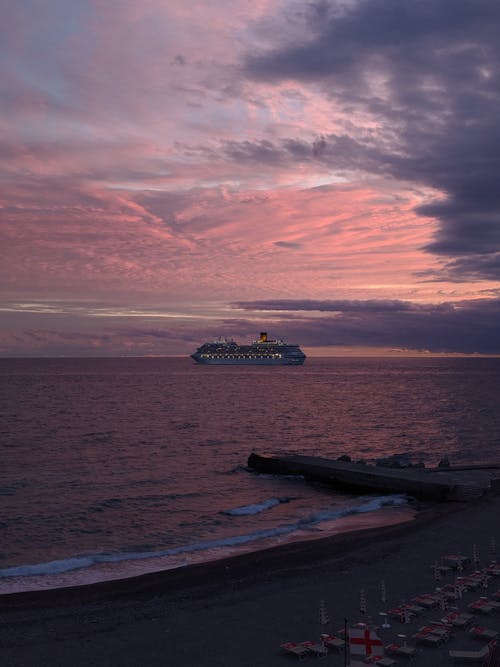 Wit Cruiseschip Op Zee