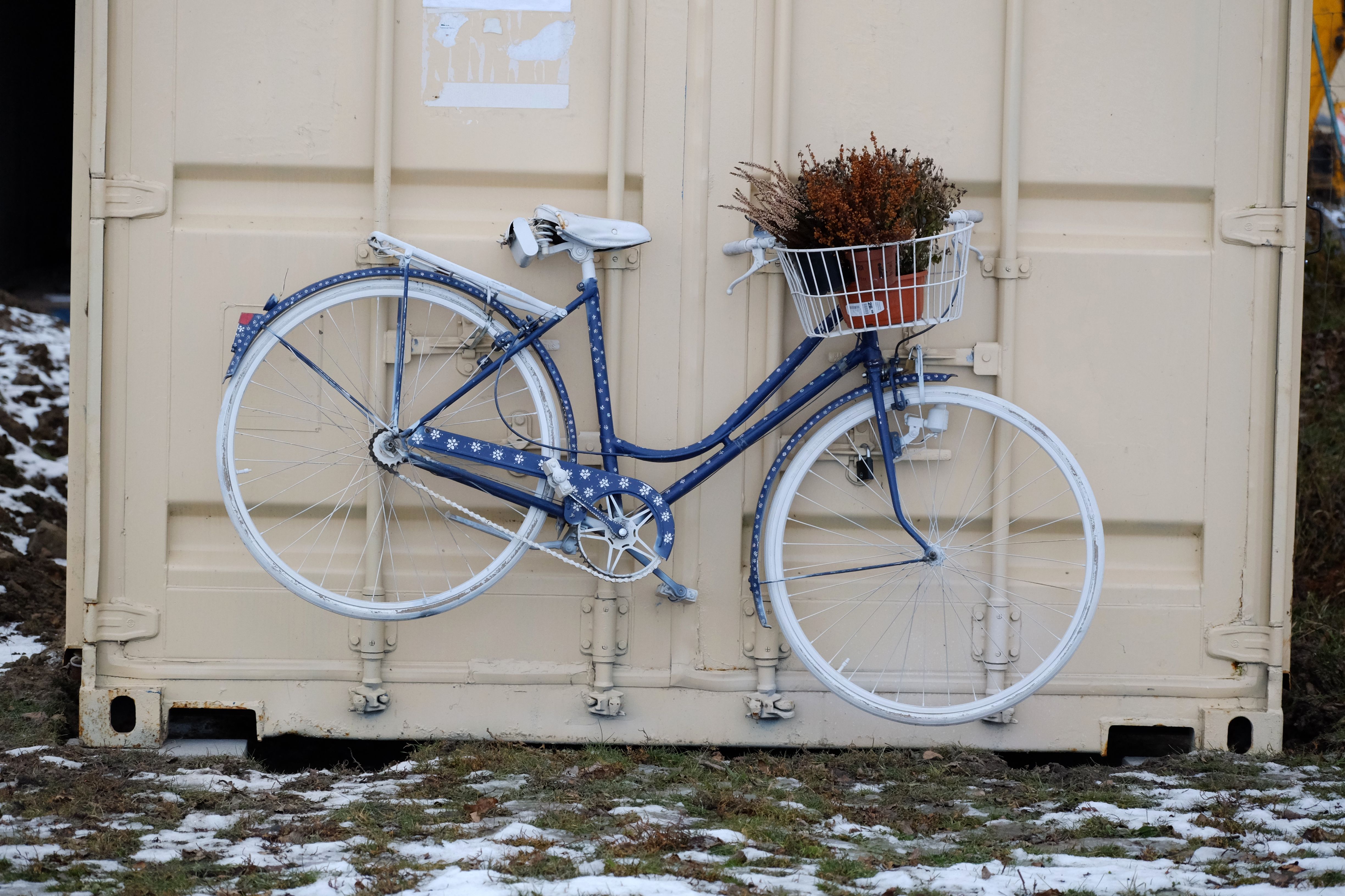 Buntes Fahrrad vor einer Wand