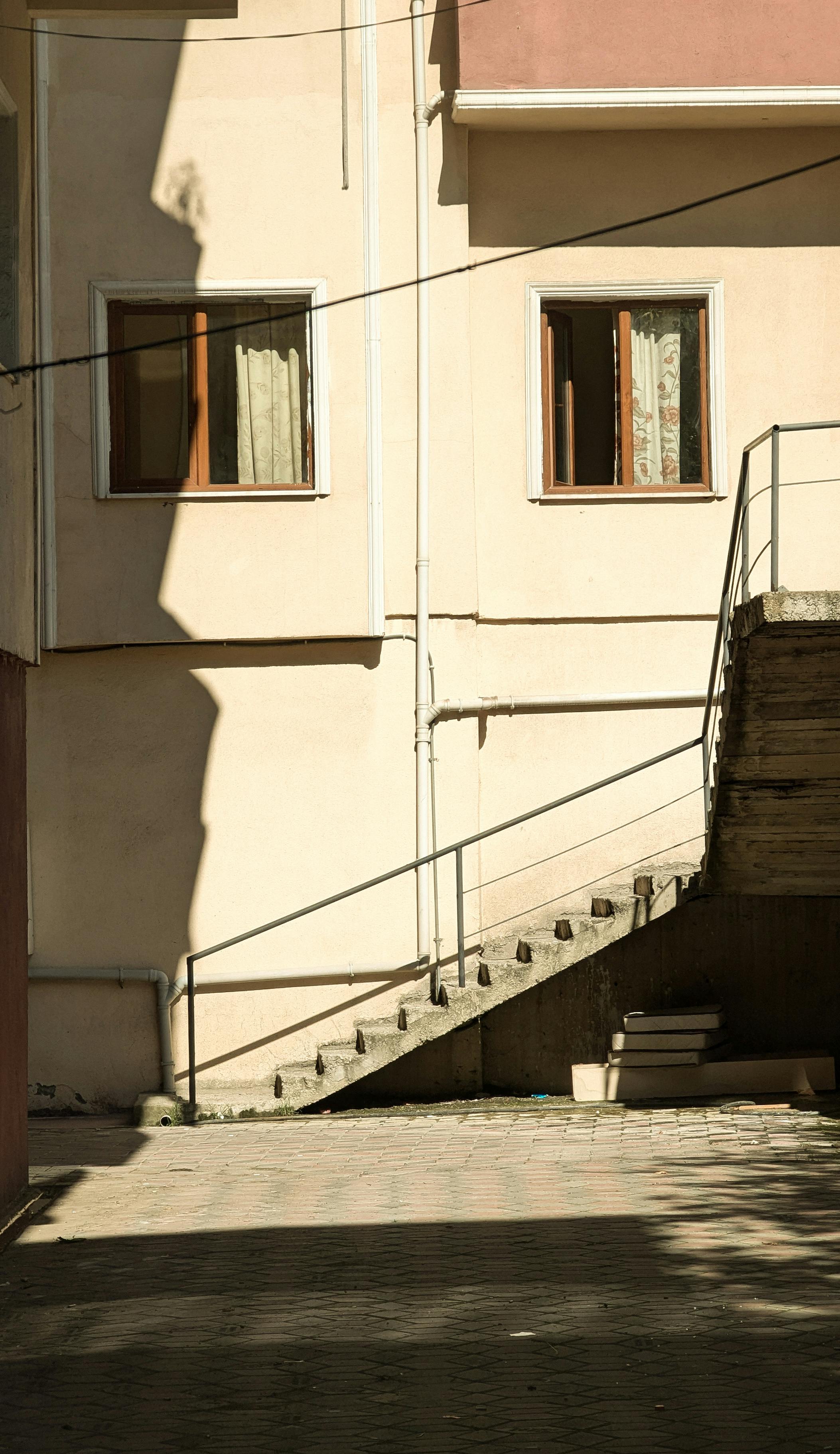 Free Light and shadow interplay on a picturesque building in Safranbolu, Türkiye. Stock Photo