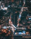 夜间，令人惊叹的城市空中景观展现着灯火通明的建筑与热闹的街道