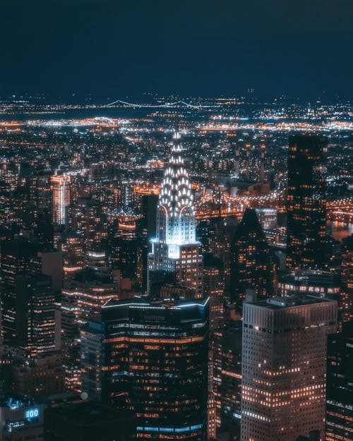 Kostenlos Luftbild Des Stadtgebäudes Während Der Nacht Stock-Foto