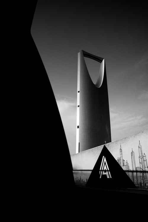 Free Dramatic black and white view of the Kingdom Tower in Riyadh, Saudi Arabia Stock Photo