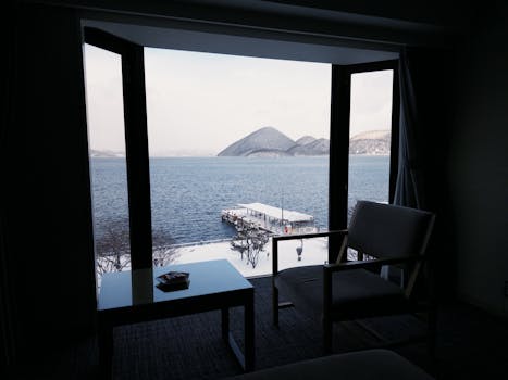 成群蝙蝠倒挂在幽暗洞穴中