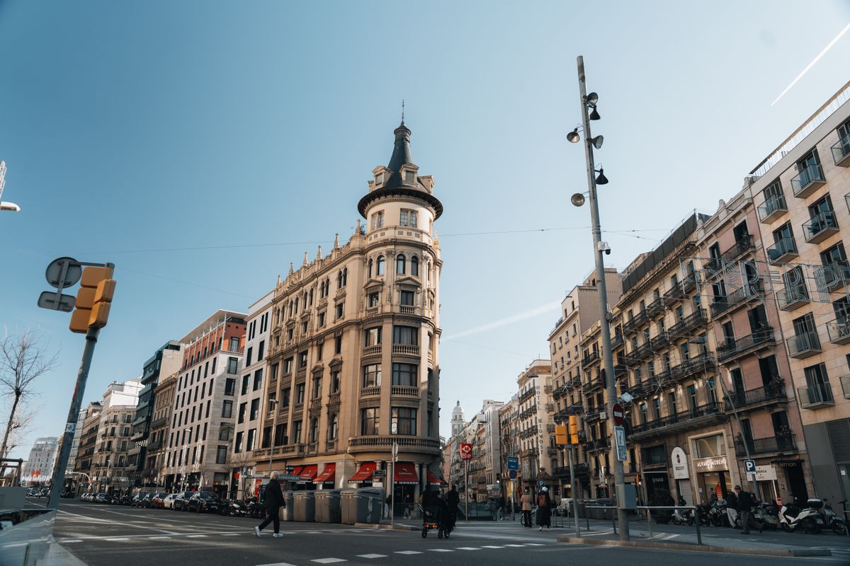 Cladire istorica la colt de strada, cu coltul tesit specific Barcelonei
