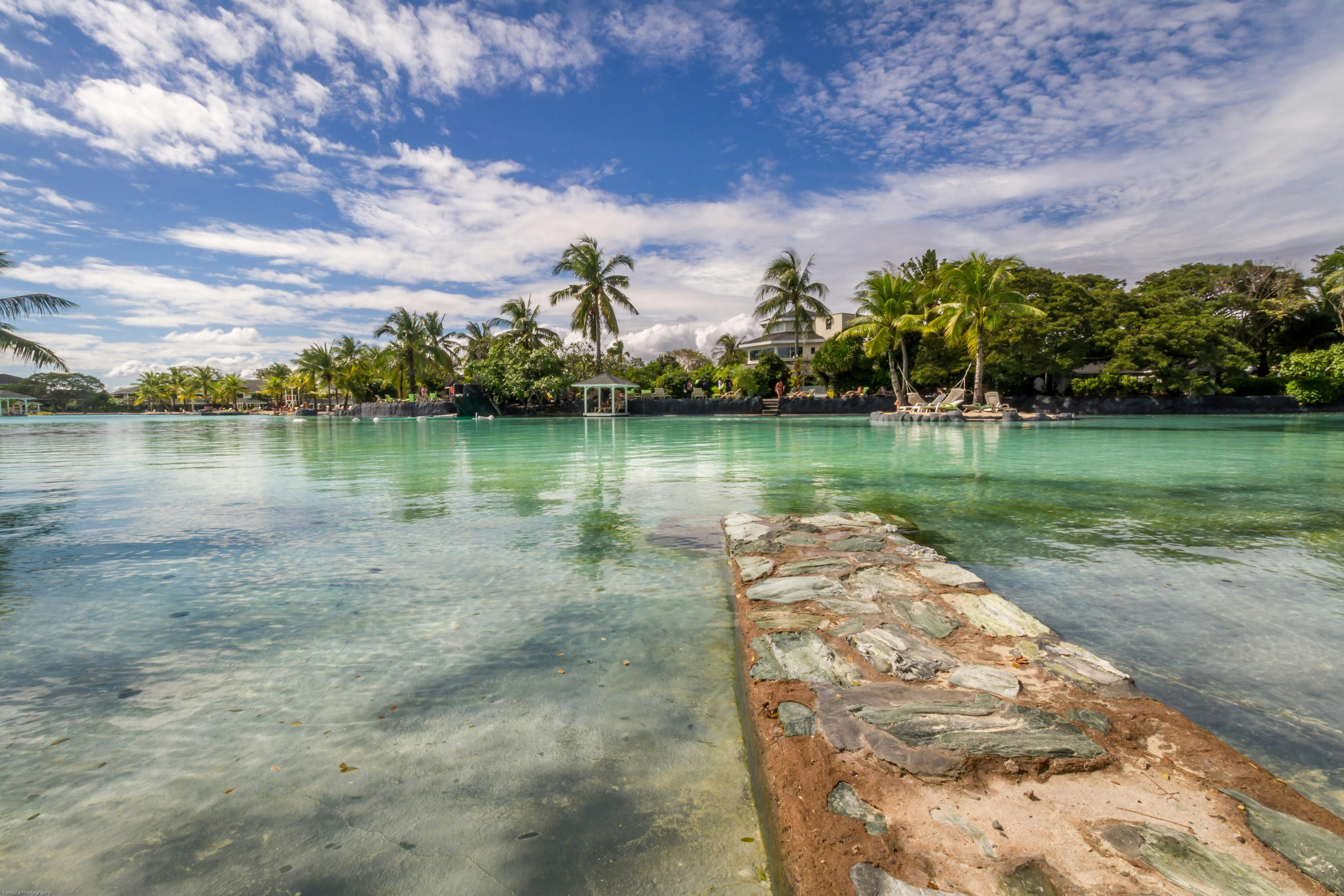 Nordlichter tanzen am Himmel über einer isländischen Landschaft
