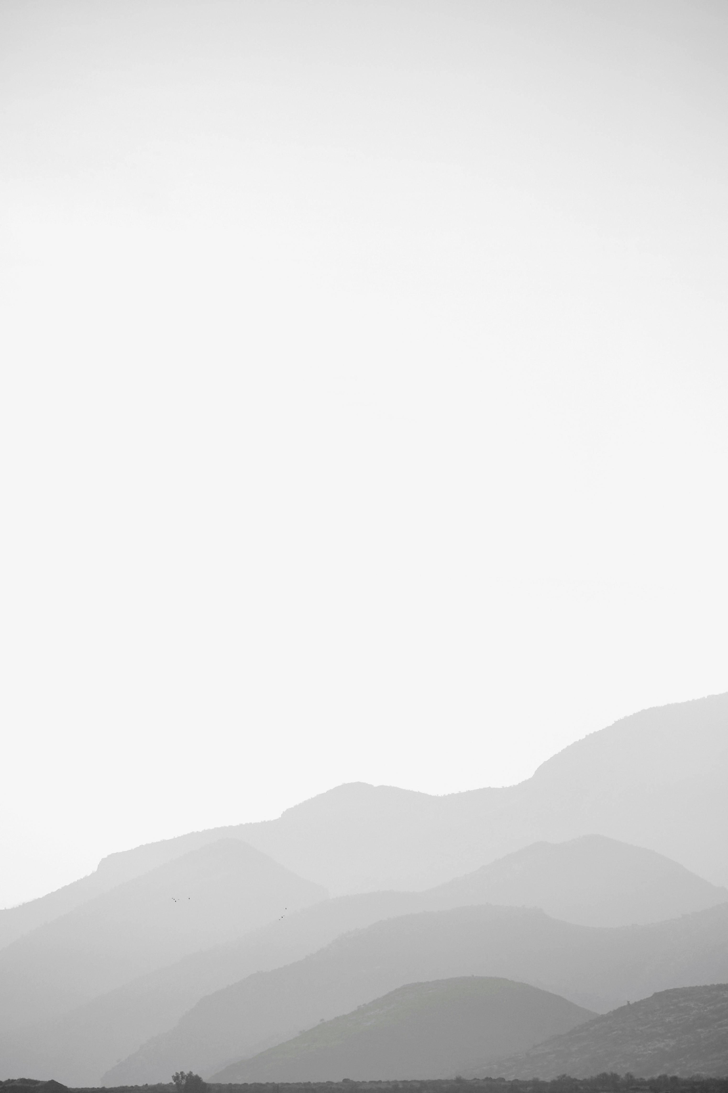 Gratis Una rilassante vista in scala di grigi delle montagne stratificate di Shiraz, Iran, che trasmette tranquillità. Foto a disposizione