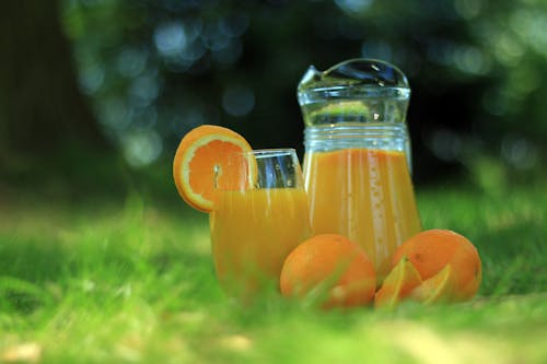 免费 透明玻璃杯装满橙汁 素材图片