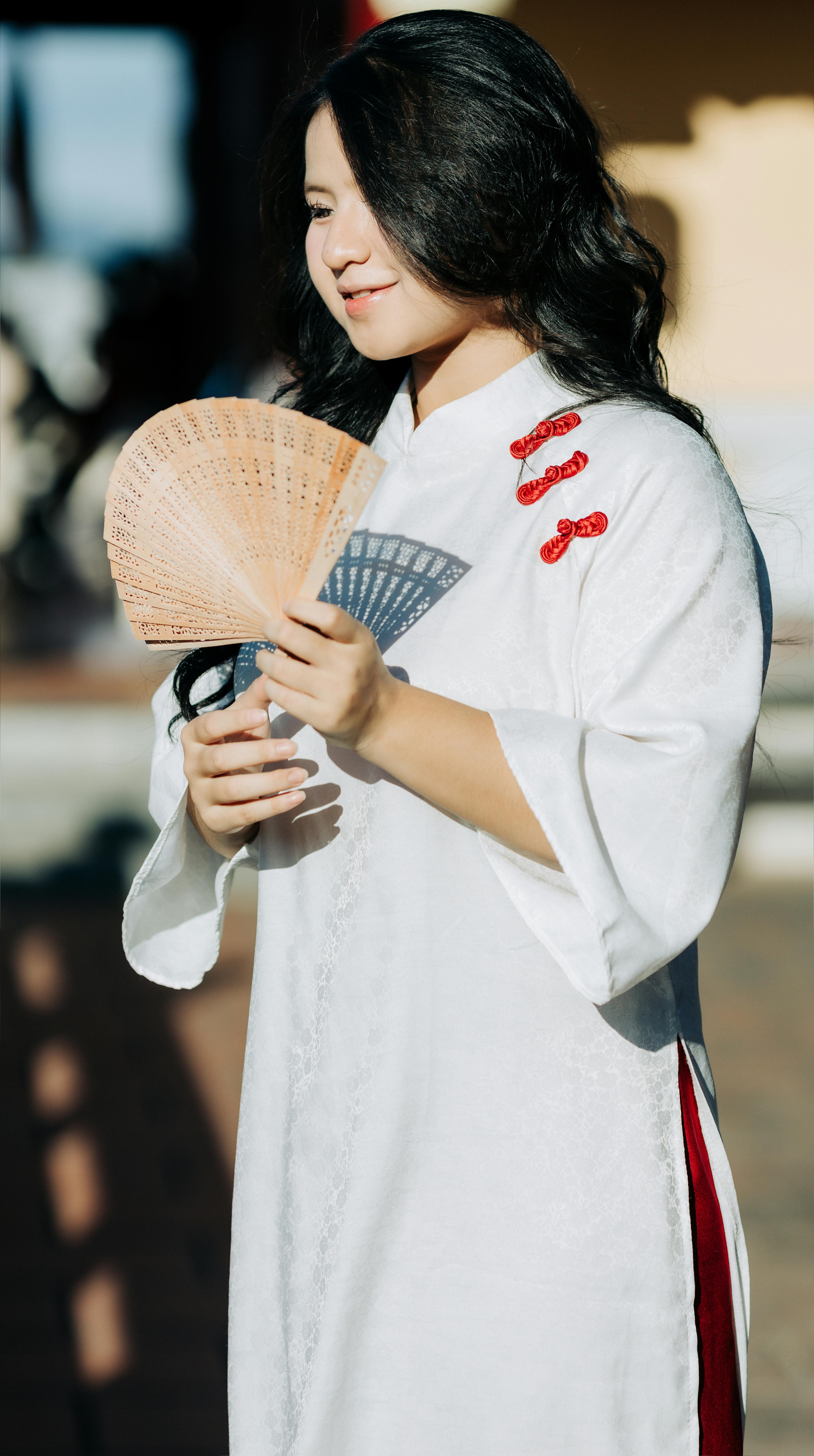 Miễn phí Một người phụ nữ trong trang phục truyền thống Việt Nam cầm quạt, toát lên vẻ thanh lịch và vẻ đẹp văn hóa. Ảnh lưu trữ