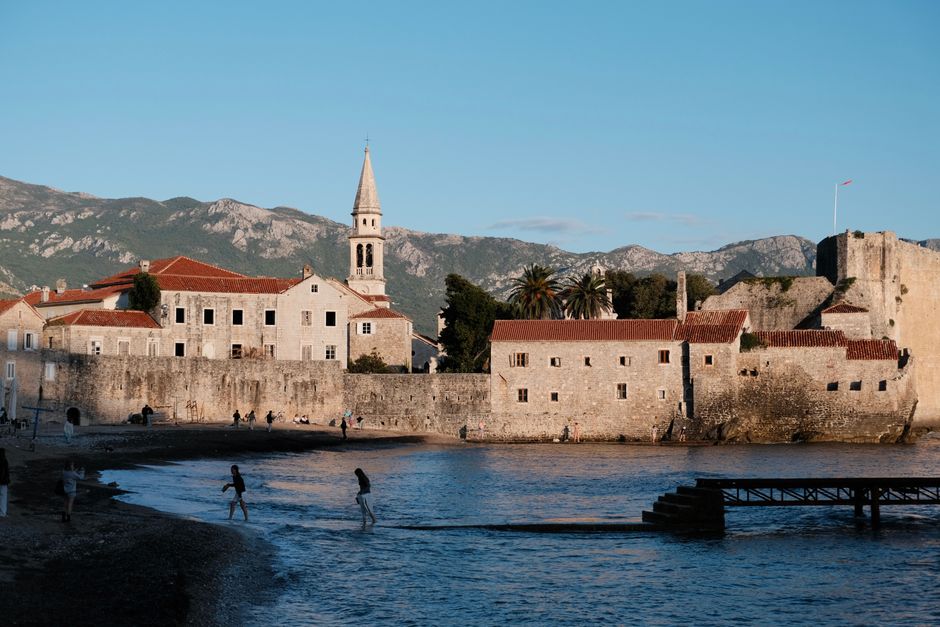 Budva óvárosa: séta a montenegrói riviera gyöngyszemében – Budva Citadel fortress walls Montenegro