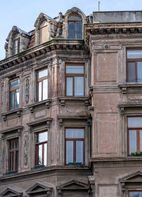 Free Close-up of a historic building's ornate facade with detailed architectural elements. Stock Photo