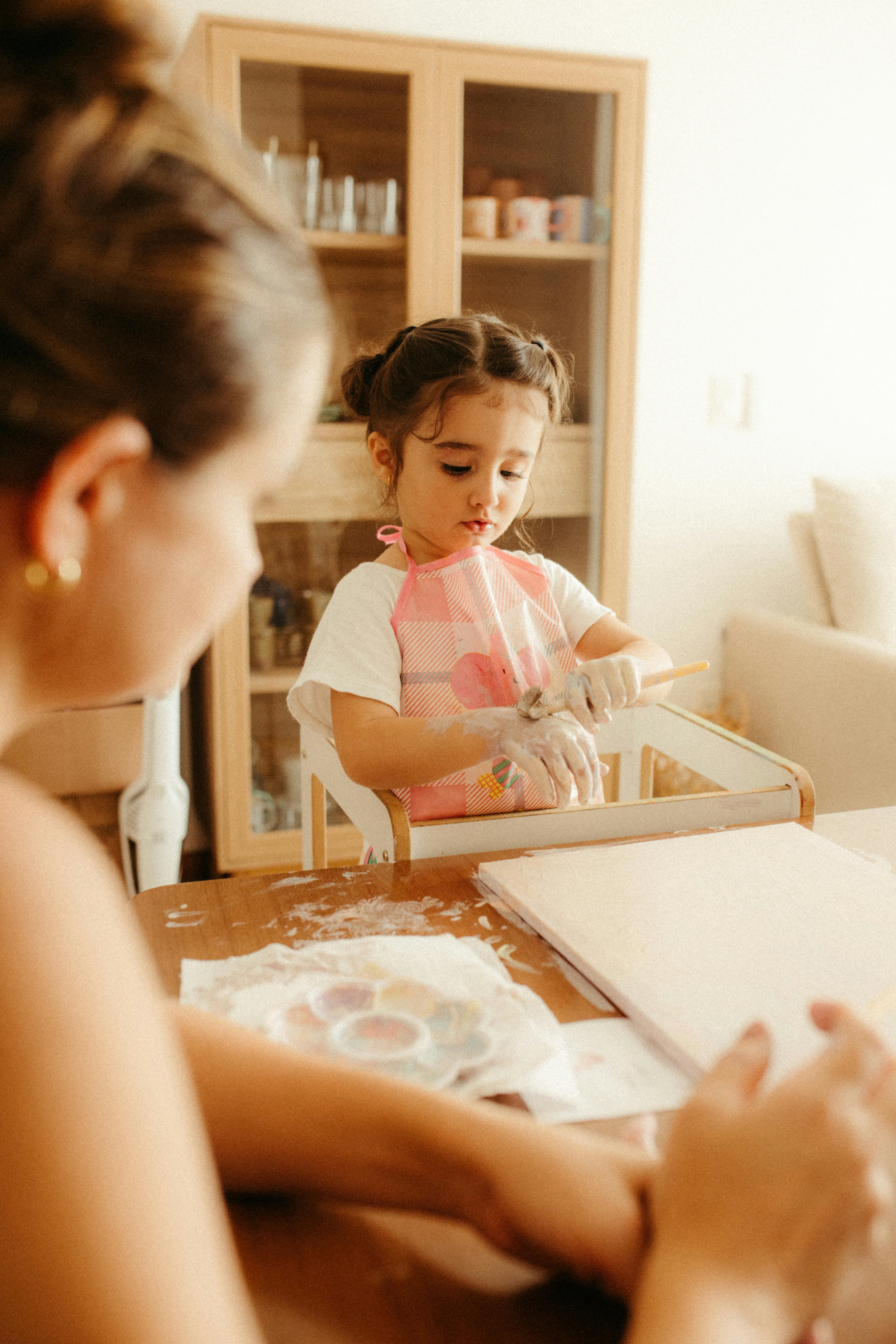 Comment choisir une garde d'enfants à domicile à Paris : les 6 critères essentiels