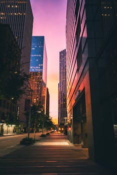 休斯顿摩天大楼的迷人景色，在充满活力的日落映衬下，非常适合城市摄影