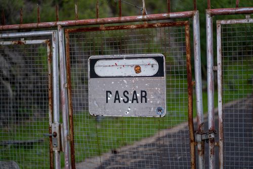 Free A close-up of a rusty gate with a 'PASAR' sign in Córdoba, Argentina. Stock Photo
