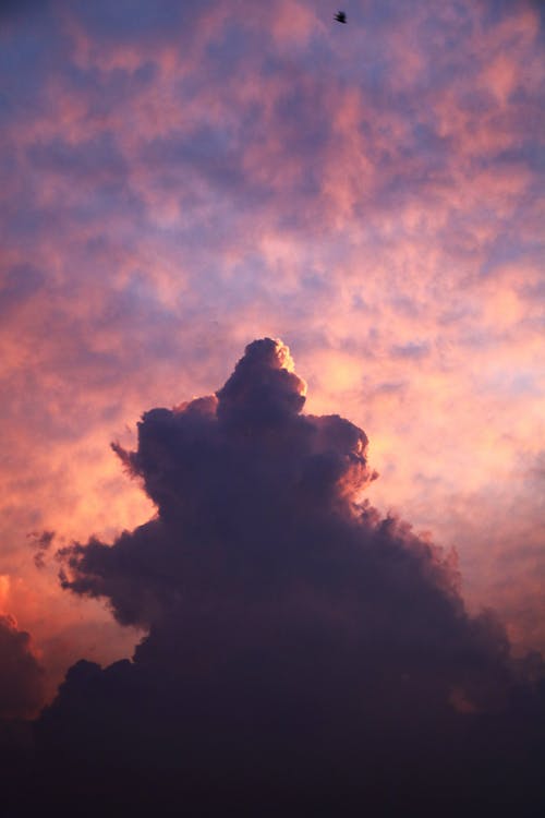 日落时天空中的云彩
