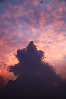 黄昏时分，引人注目的云层构成了令人惊叹的景象，展现出夏季天空充满活力与温暖的色调