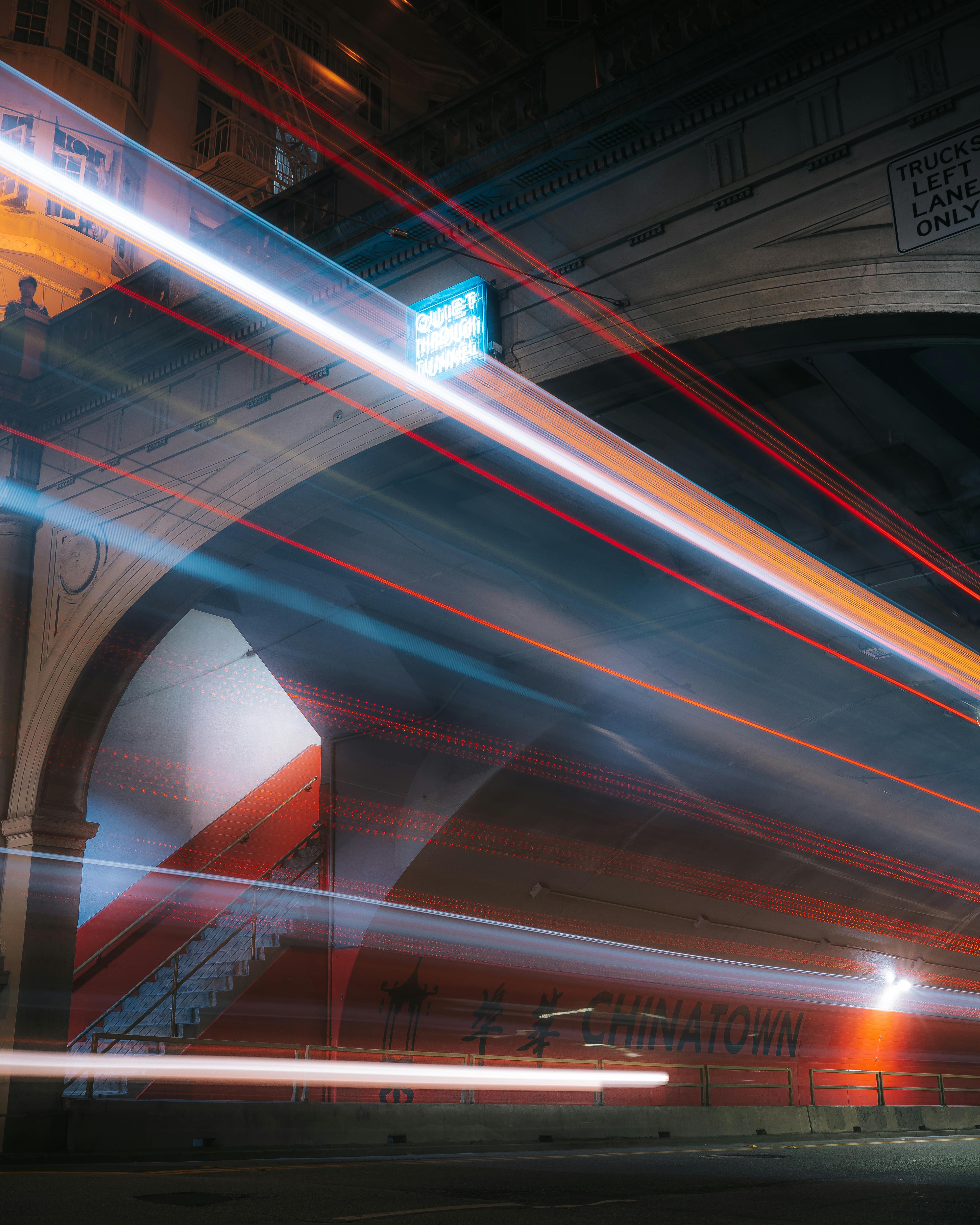 在旧金山唐人街拱门下，通过长时间曝光拍摄到了充满活力的光路