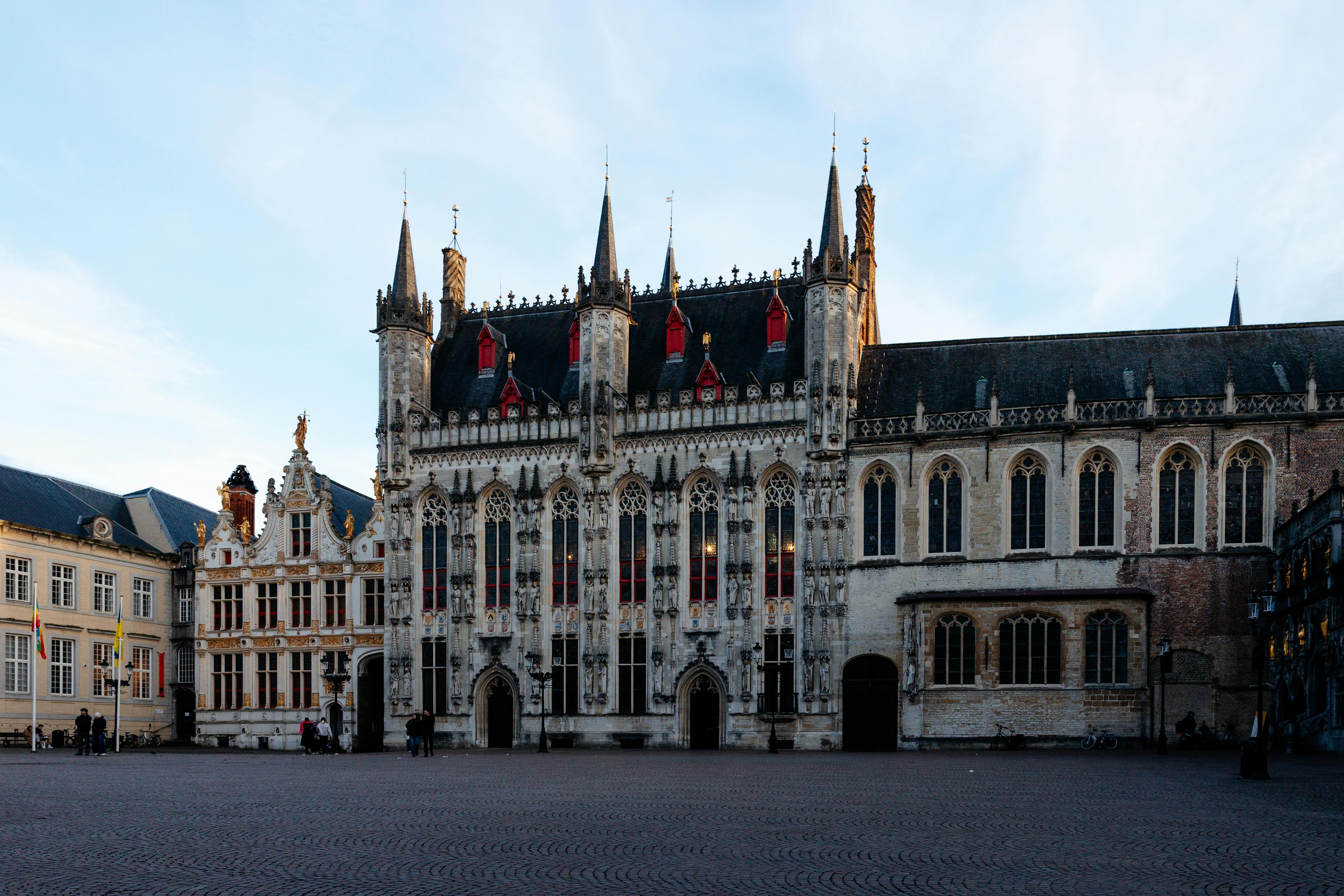 Bruges középkori csatornái: séta a mesés óvárosban – Bruges old town square morning