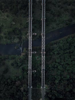 印度卡普尔塔拉一座横跨葱郁景观的桥梁的无人机航拍画面