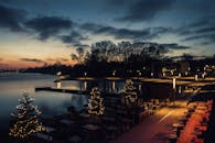 日落时分，河畔露台点亮了圣诞灯，宁静的夜晚氛围悄然展现