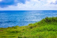 宁静的海景与郁郁葱葱的绿草，构成了完美的海边夏季度假胜地