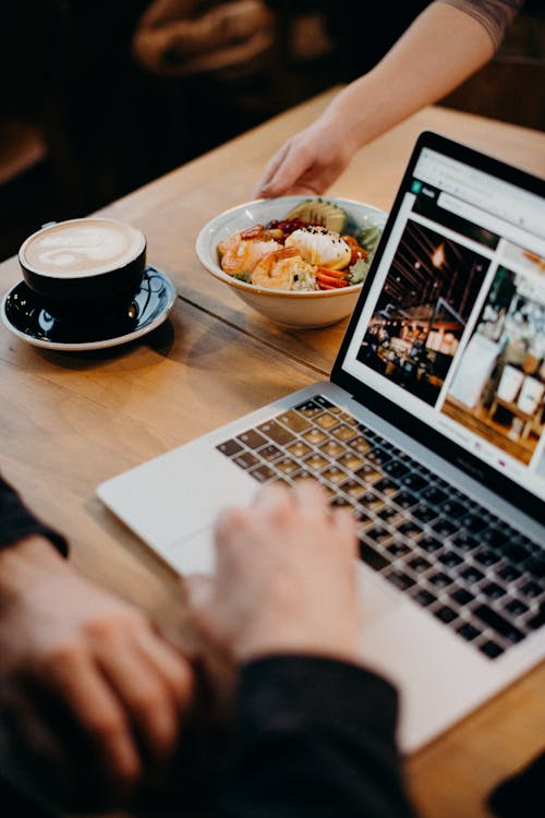 человек, использующий Macbook, показывает фотографии