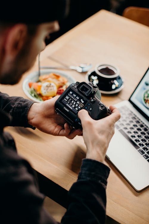 Photographie De Mise Au Point Sélective De L'homme à L'aide D'un Appareil Photo Reflex Numérique Noir