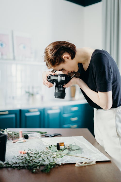 Vrouw Draagt Zwart Shirt Foto Van Bloemen Bovenop Tafel