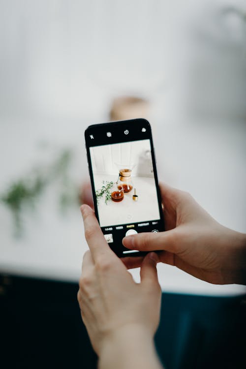 Free Person Showing Food Photo on the Phone Stock Photo