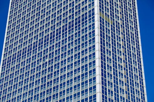 高耸的玻璃摩天大楼，其现代化的立面映衬着清澈的蓝天