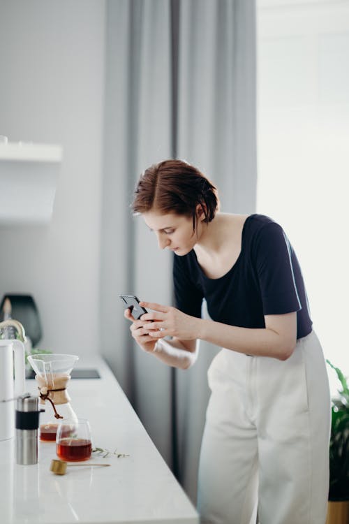 Vrouw Nemen Foto Van Koffiepot