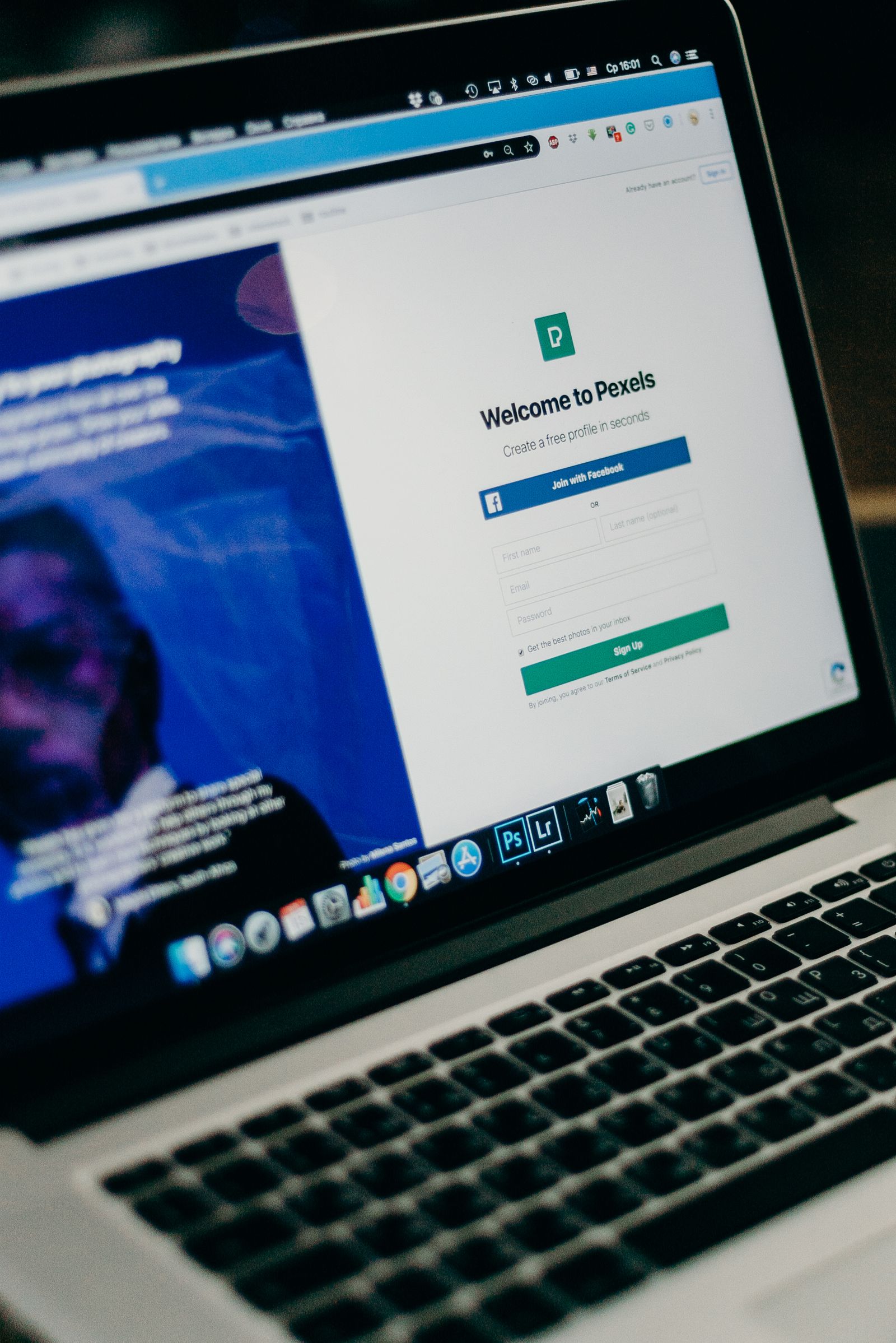Ordinateur affichant une interface de connexion, image issue de Pexels pour illustrer le design émotionnel et l’expérience utilisateur