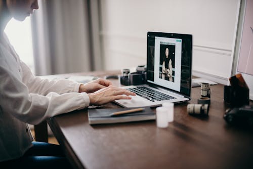 Macbook Proを使用した女性のセレクティブフォーカス写真