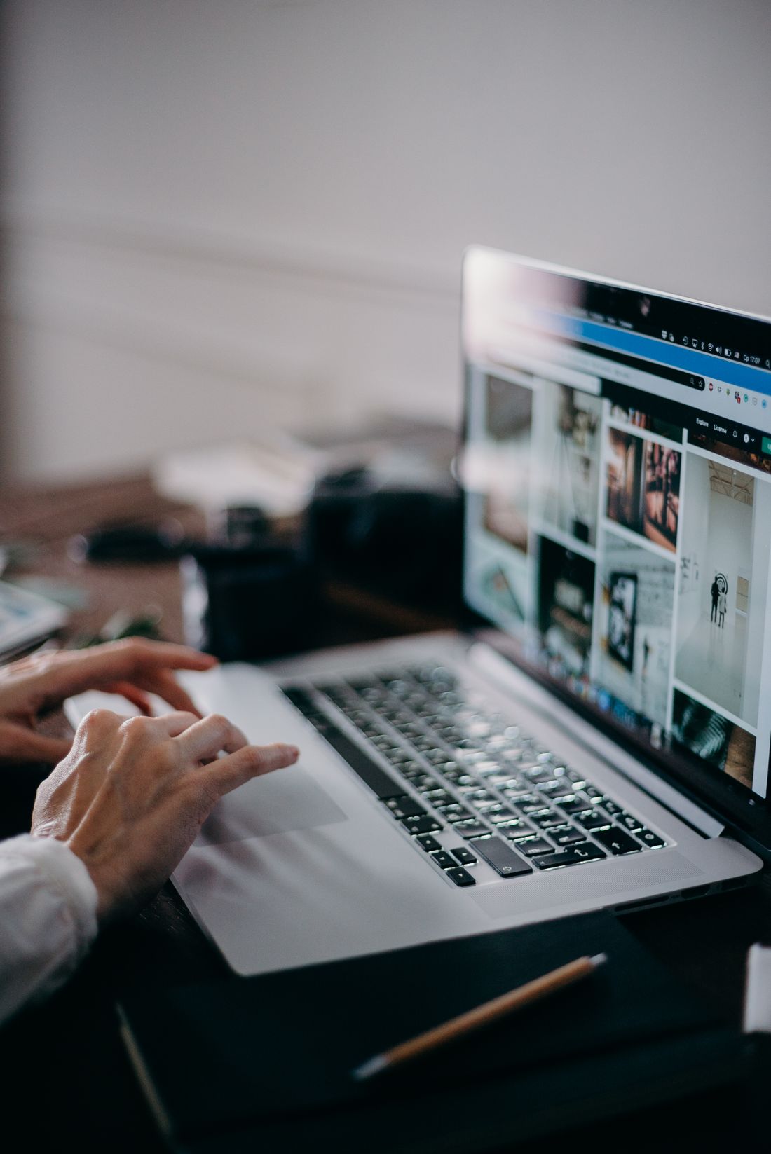 Person surft am MacBook – langsame Seiten kosten Besucher und Anfragen.