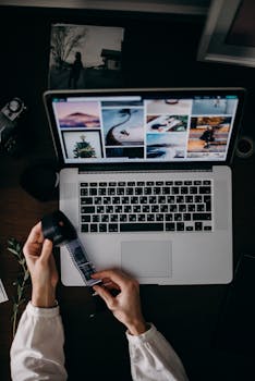 在笔记本电脑上处理胶片照片，捕捉数字与模拟摄影的融合