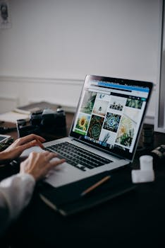 这个创意工作区配备了一台笔记本电脑，可显示图像库，是数字游牧民和远程工作的理想选择