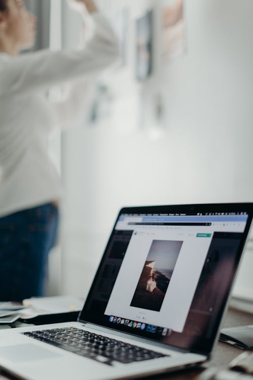 電源を入れたmacbookの浅いフォーカス写真