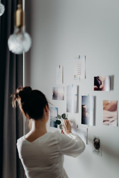 Mujer Poniendo Foto En La Pared