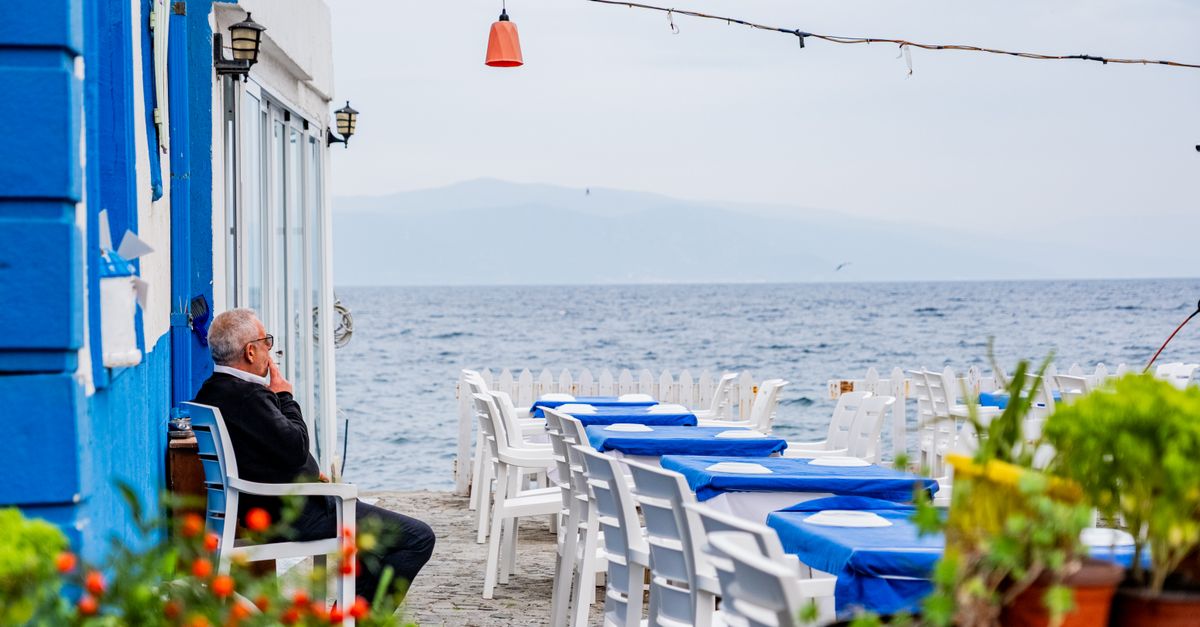 Γιατί ζαλίζομαι όταν σηκώνομαι αμέσως μετά από ένα μεγάλο γεύμα;